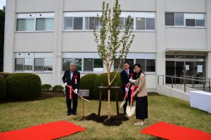 土かけの様子（左より浅野様、武様、上野様）