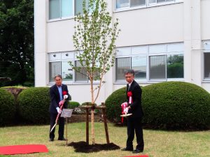 土かけの様子（左より八木様、大和田様）
