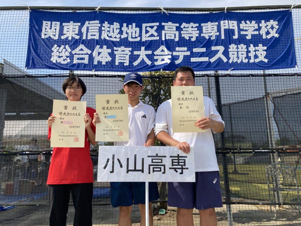 入賞の有路かなえさん、村岡裕昇さん、諏訪皓大さん（左から順に）
