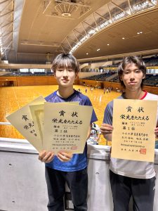ダブルスで優勝した坂本さん(左)と石川さん(右)