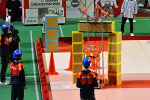 決勝でゲートを完成させる小山高専Bチーム