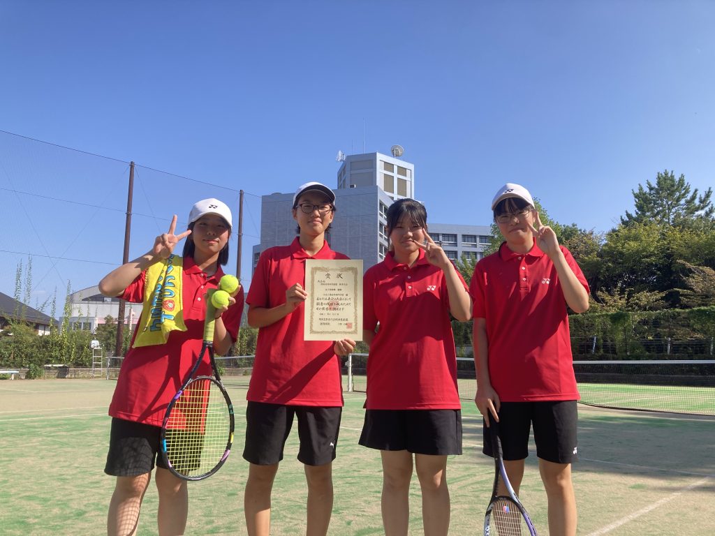 優勝した女子団体メンバー