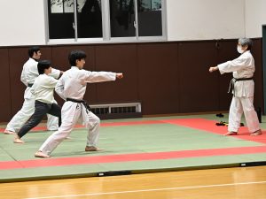 空手部を指導する笹沼コーチ