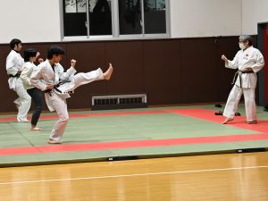 空手部を指導する笹沼コーチ