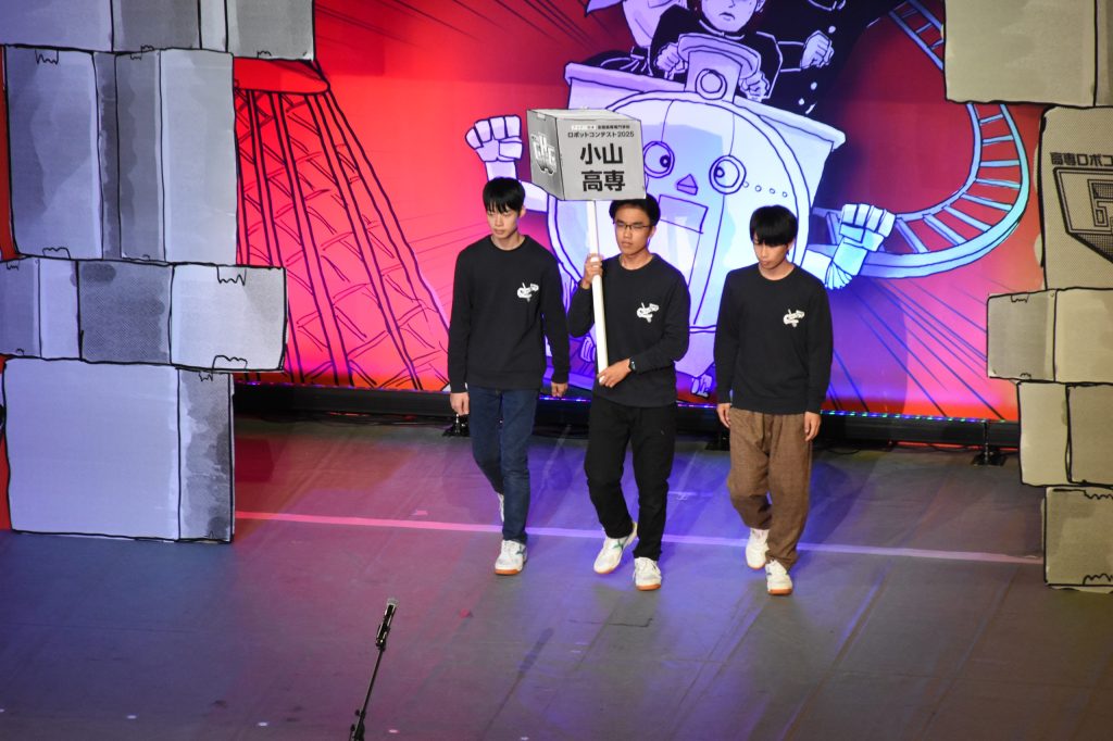 全国大会の舞台に入場する小山高専Bチーム