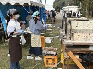 工陵祭でピザを焼く女子サッカー同好会