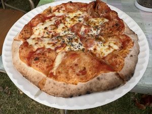 本格的な石窯ピザは工陵祭名物です