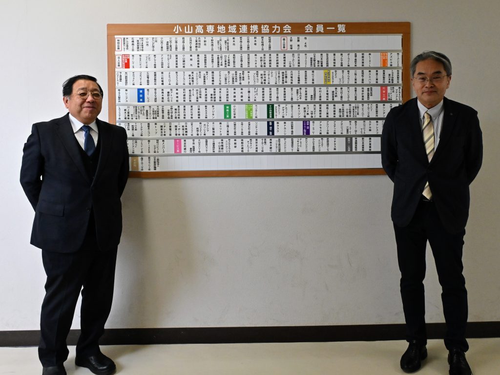 除幕式を行った八木地域連携協力会長と鶴見校長