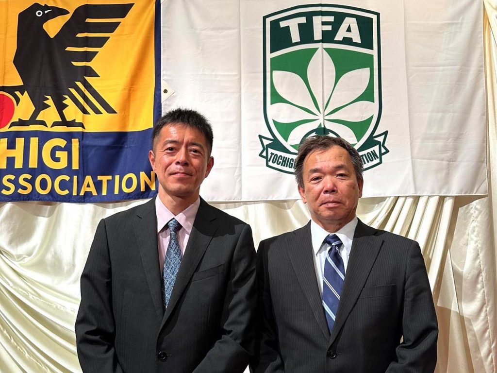 鈴木武明・栃木県サッカー協会会長（右）と上野哲 教員（左）