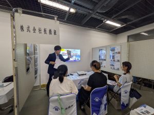 本校学生にインターンシップの説明を行う株式会社板橋組担当の方