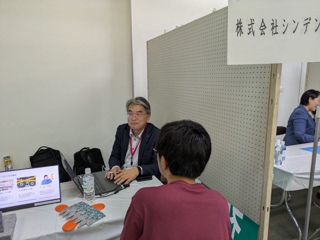 本校学生に事業内容を説明する株式会社シンデン八木社長（おやま産学官ネットワーク運営委員会委員長、小山高専地域連携協力会会長）