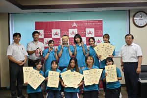 校長への優勝報告を行った陸上競技部女子部員の皆さん