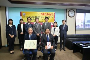校長室での記念撮影