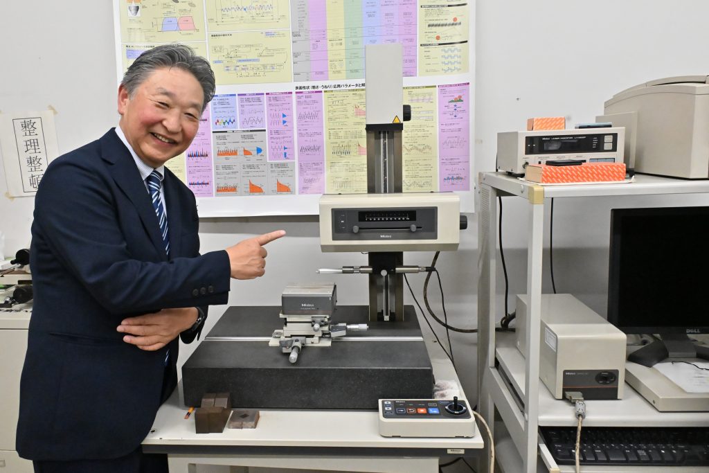 加納様が設計した表面粗さ測定機と本校で再会!