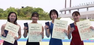 女子メドレーリレーで3位入賞した林田さん、久本さん、大山さん、木村さん