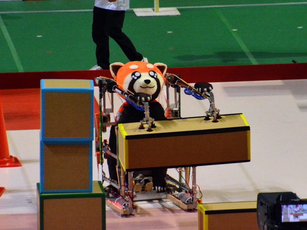 高専ロボコンで活躍したロボットのデモを行います