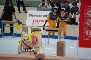 雑巾をバケツにいれることに成功した小山高専Aチーム