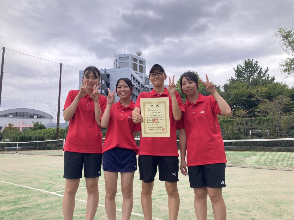優勝した女子団体メンバー