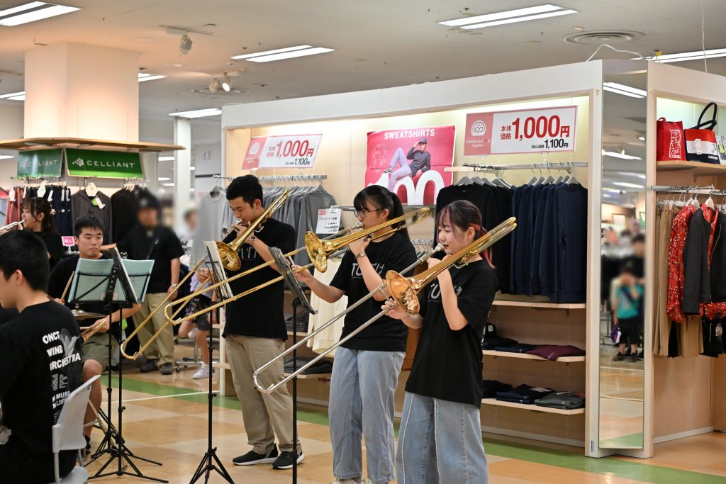 広い店内に流れる大迫力の演奏